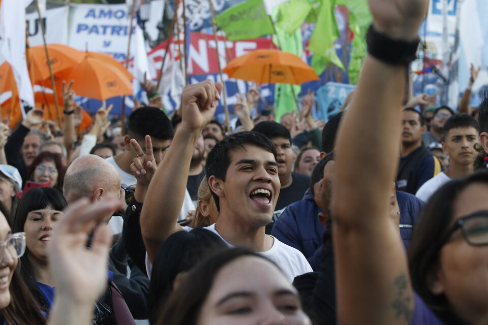 "Democracia o mafia judicial": multitudinaria concentración frente a Tribunales en rechazo a la proscripción de CFK